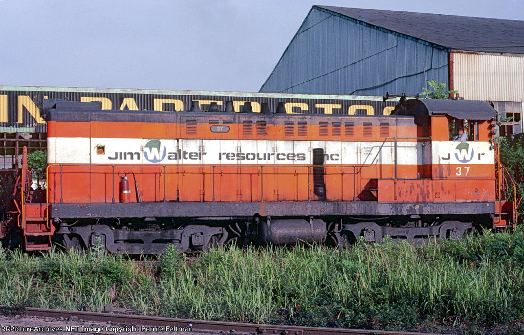 Jim Walter Resources, Inc (JWRX) Baldwin S8 #37, switching a cut of cars 